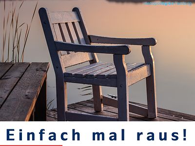  Das Teaserbild des Podcasts zeigt einen Holzstuhl auf einem Steg am See bei Sonnenuntergang.