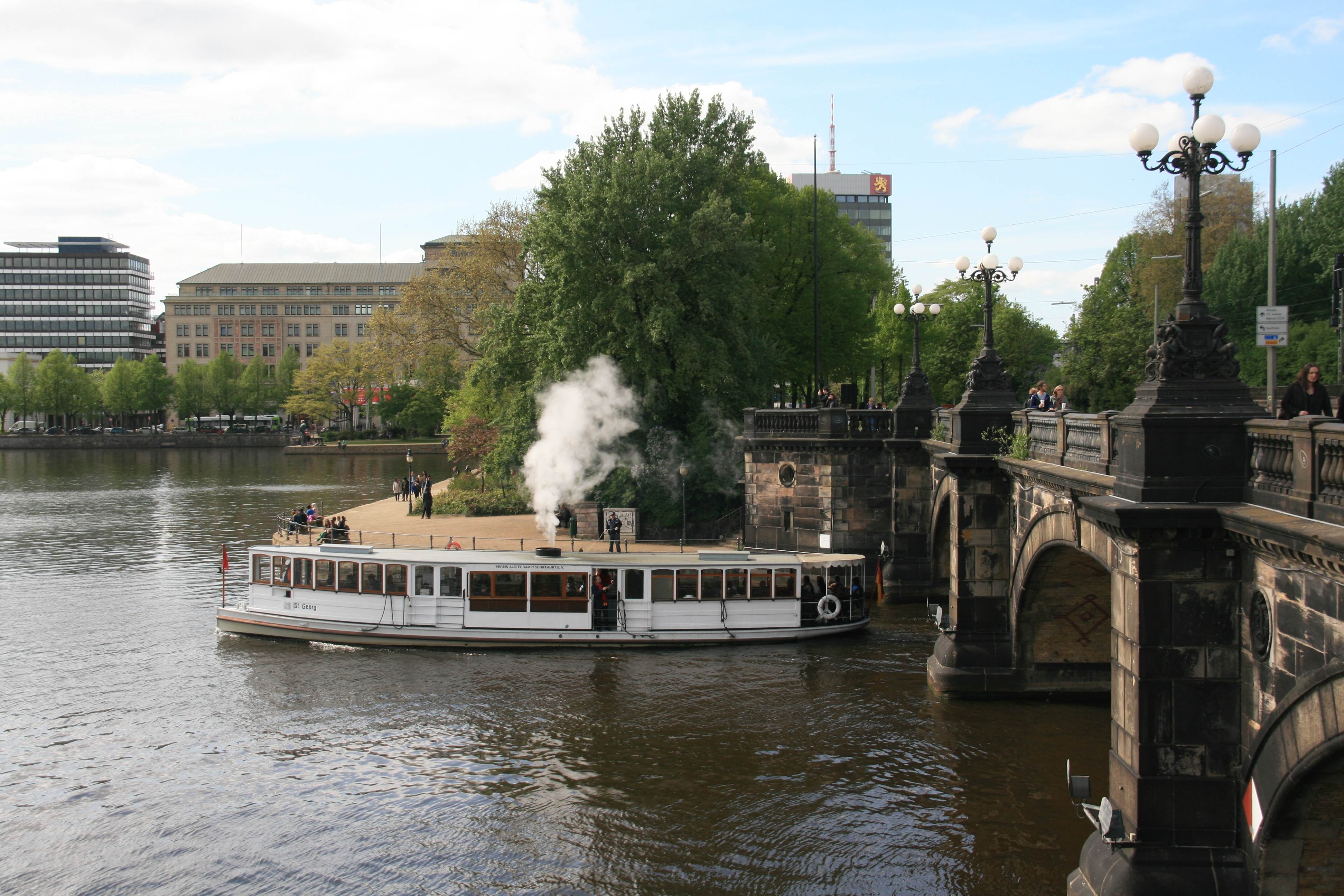 Düker an der Lombardsbrücke in Hamburg