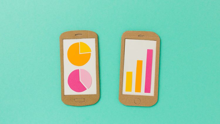  Zwei Mobiltelefone aus Pappe mit bunkten Konjunktursymbolen