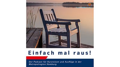  Podcast Logo Einfach mal raus: Stuhl in der Abendsonne am See