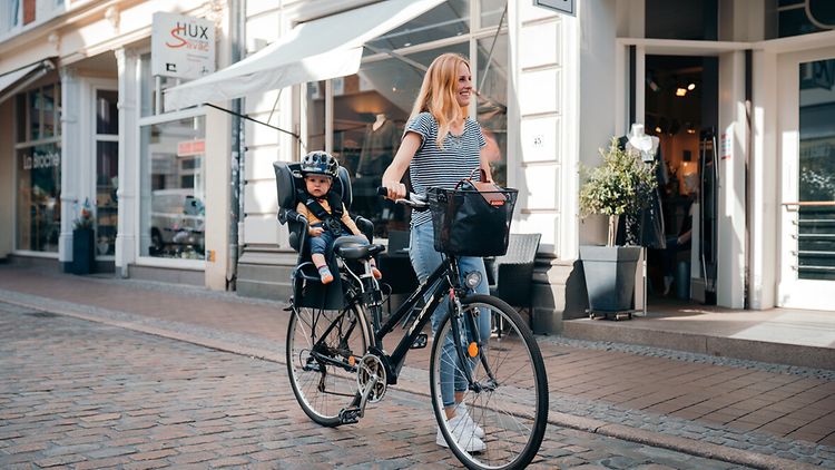  Frau mit Kind auf dem Fahrrad in der Lübecker Altstadt