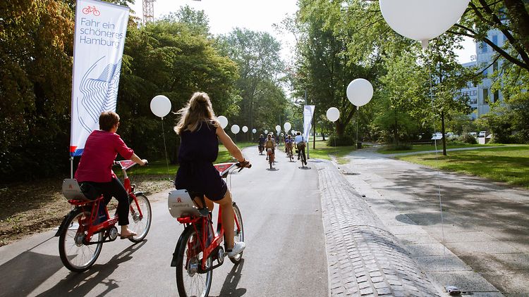  Radfahrer unterwegs auf dem Radschnellweg Pergolenviertel in Hamburg 