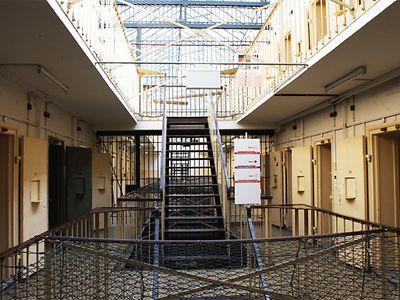  Blick in das Treppenhaus einer Haftanstalt
