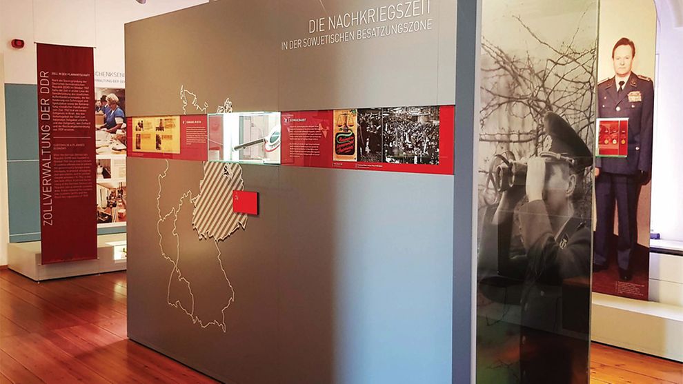 Karte Deutschlands und Erklärtafeln im Deutschen Zollmuseum