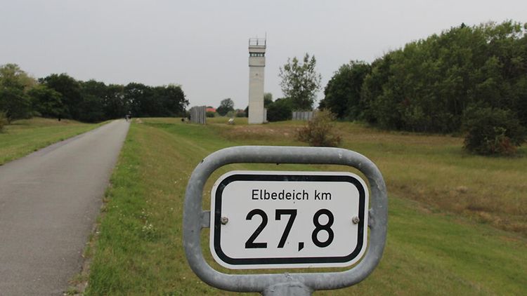  Schild Elbedeich und Grenzturm