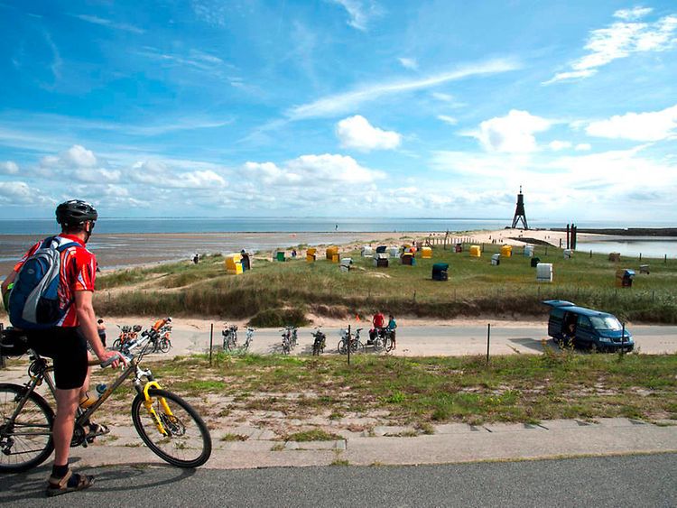  Radfahrer an einer Nordseedüne mit Strandkörben