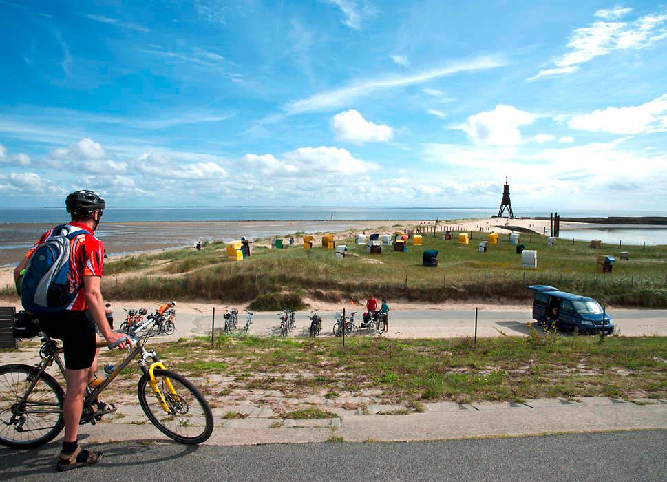 Radfahrer an einer Nordseedüne mit Strandkörben