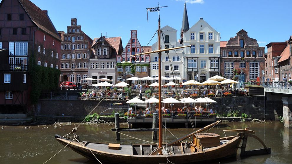 Häuserfassaden und Boot in Lüneburg