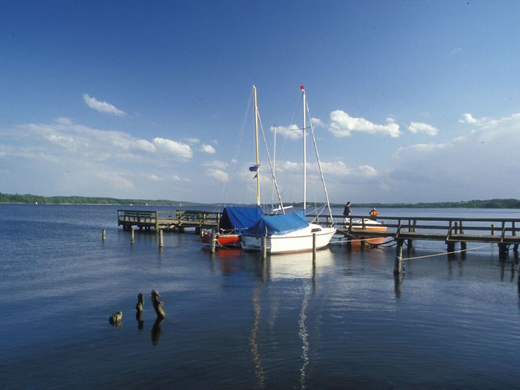  Boote an einem Anleger auf dem Ratzeburger See