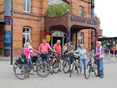  A group of cyclists in front of the Uelzen Hundertwasser train station