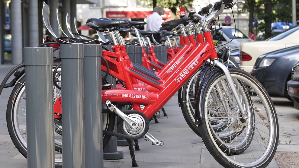 Rote Fahrräder an einer StadtRAD-Station