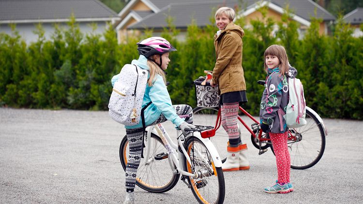  Zu Fuß und per Rad: Kinder auf dem Weg zur Schule