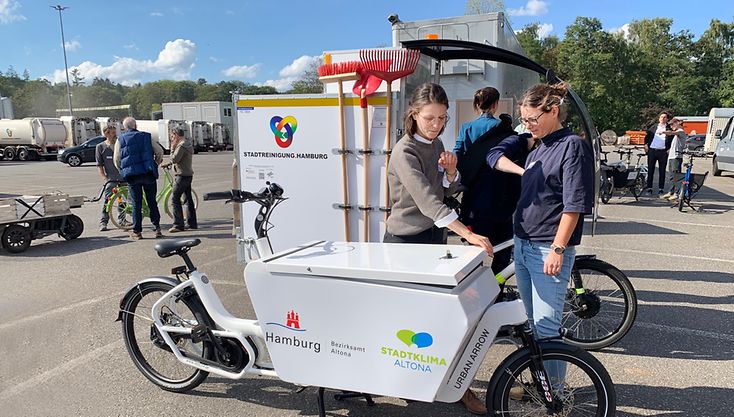 Teilnehmerinnen testen Lanstenräder für nachhaltige Mobilitätslösungen für die Schnackenburgallee und Altona