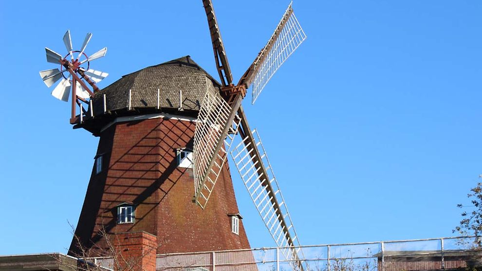 Zu sehen ist der obere Teil einer Windmühle.