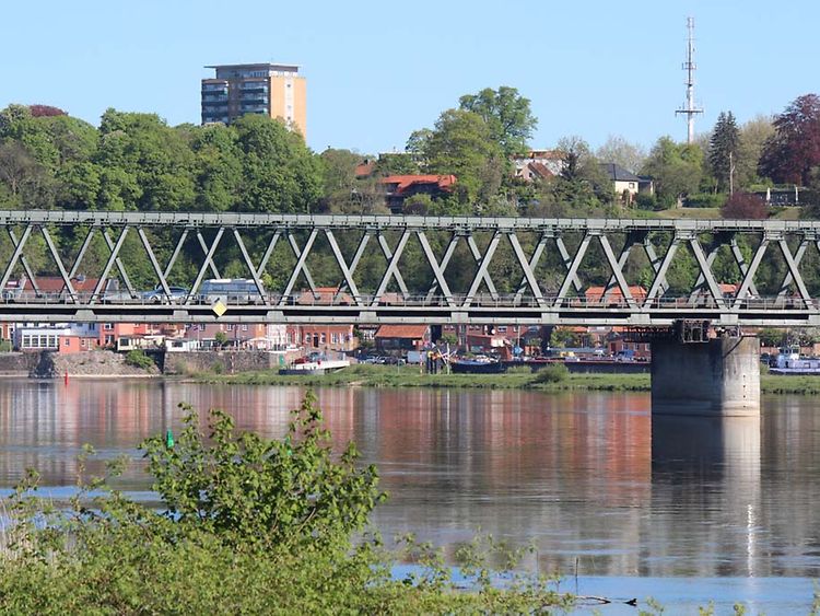  Eine Brücke überspannt die Elbe in Lauenburg. Im Hintergrund sind Häuser zu sehen.