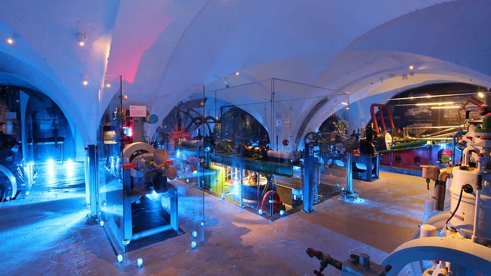 Ein blau beleuchteter Raum im Elbschifffahrtsmuseum zeigt verschiedene Gerätschaften.