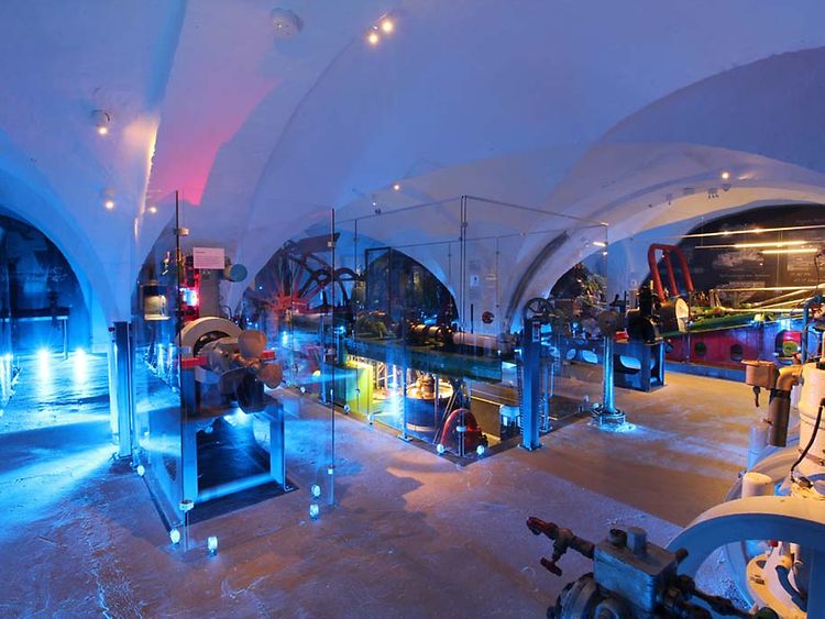  Ein blau beleuchteter Raum im Elbschifffahrtsmuseum zeigt verschiedene Gerätschaften.