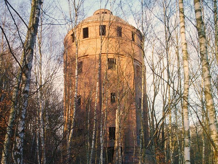  Der Wasserturm ist ein runder Turm mit Fenstern.