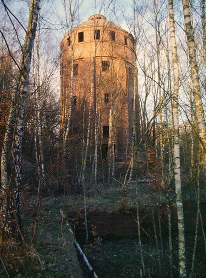 Der Wasserturm ist ein runder Turm mit Fenstern.