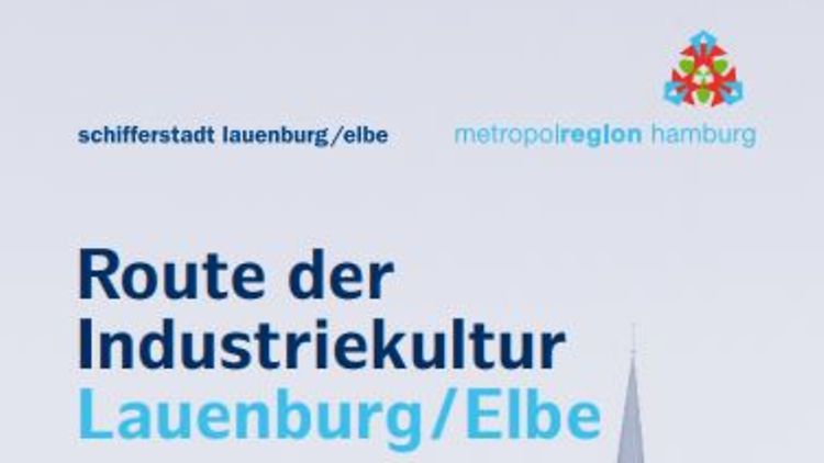 Es ist das Titelblatt des Flyers der Route der Industriekultur Lauenburg/Elbe. Abgebildet sind Schiffe und mehrere Gebäude im Hintergrund.