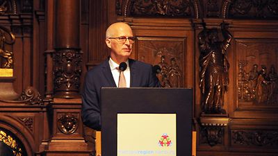  Hamburgs Erster Bürgermeister, Dr. Peter Tschentscher, hält das Grußwort bei der Regionalkonferenz 2023 der Metropolregion Hamburg 
