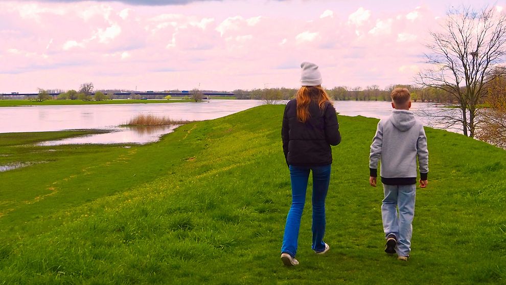 Zwei Kinder auf dem Deich an der Elbe