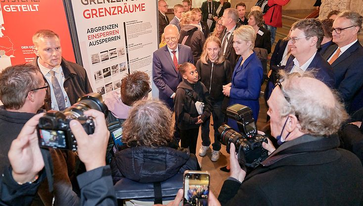 Ministerpräsidentin Schwesig und Bürgermeister Tschentscher besuchen die Ausstellung.