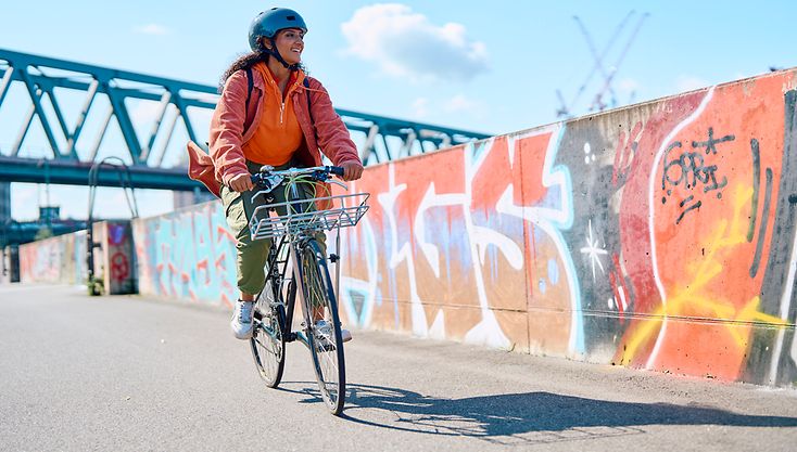 Radfahrerin auf einer Radroute Plus in Hamburg