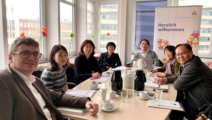Geschäftsstellenleiter Jakob Richter (links) im Gespräch mit der Stadtplanungs-Delelgation aus der Region Shanghai
