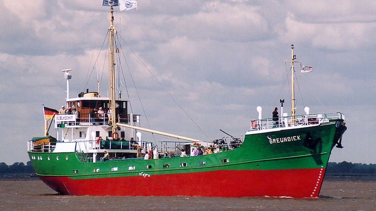 Das historische Küstenmotorschiff auf der Elbe