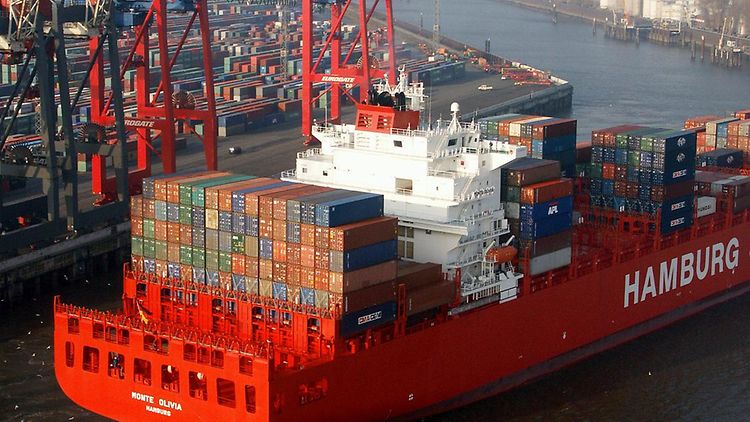  Ein geschlepptes Containerschiff im Hamburger Hafen