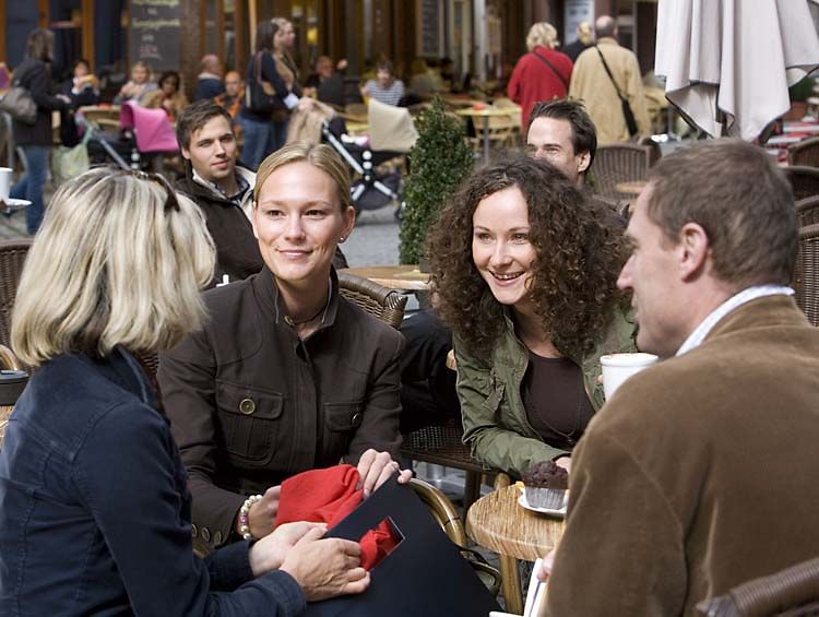 Tisch in einem Straßencafé mit vier Personen