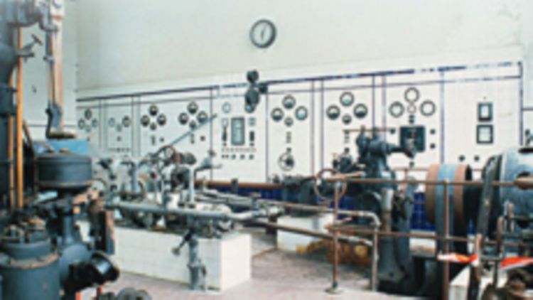  Das Foto zeigt die Halle des Wasser- und Dieselmotorenkraftwerks Lauenburg