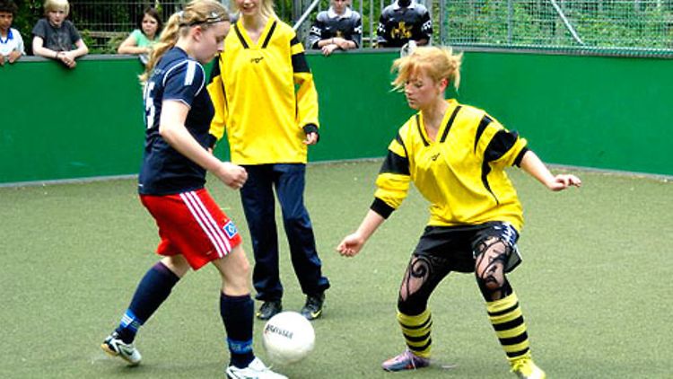  Mädchen beim Fußballspiel