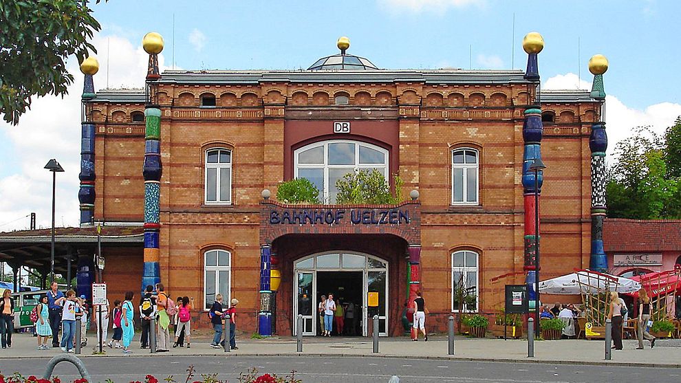 Verziertes Bahnhofsgebäude mit Passanten