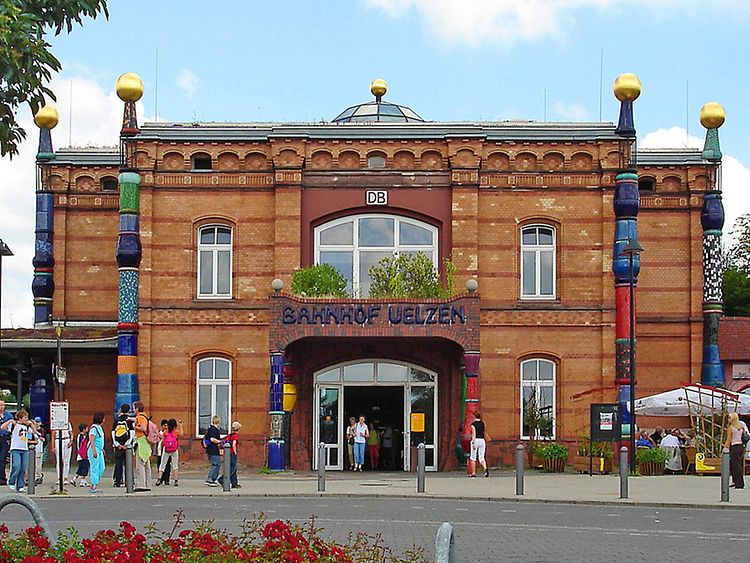  Verziertes Bahnhofsgebäude mit Passanten